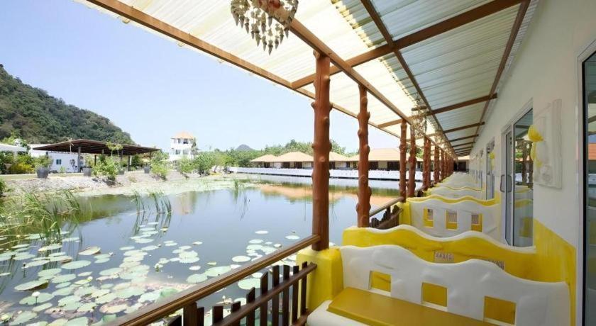 Anavilla Tangke Resort Khanom Exteriör bild